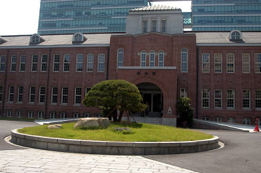 東亞大学校と旧釜山臨時首都政府庁舎