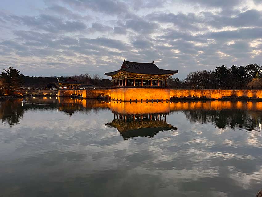 東宮と月池(雁鴨池)　夜景