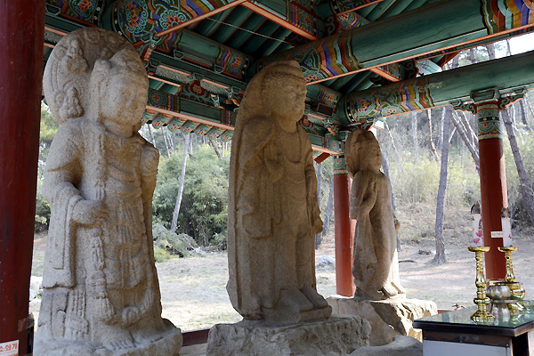 慶州拜里石仏立像