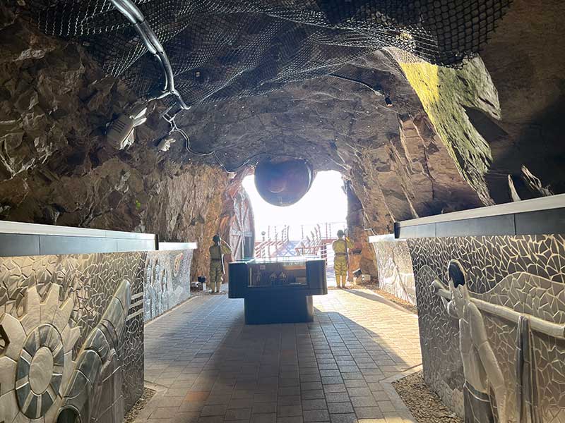 テハンハン砲陣地 洞窟