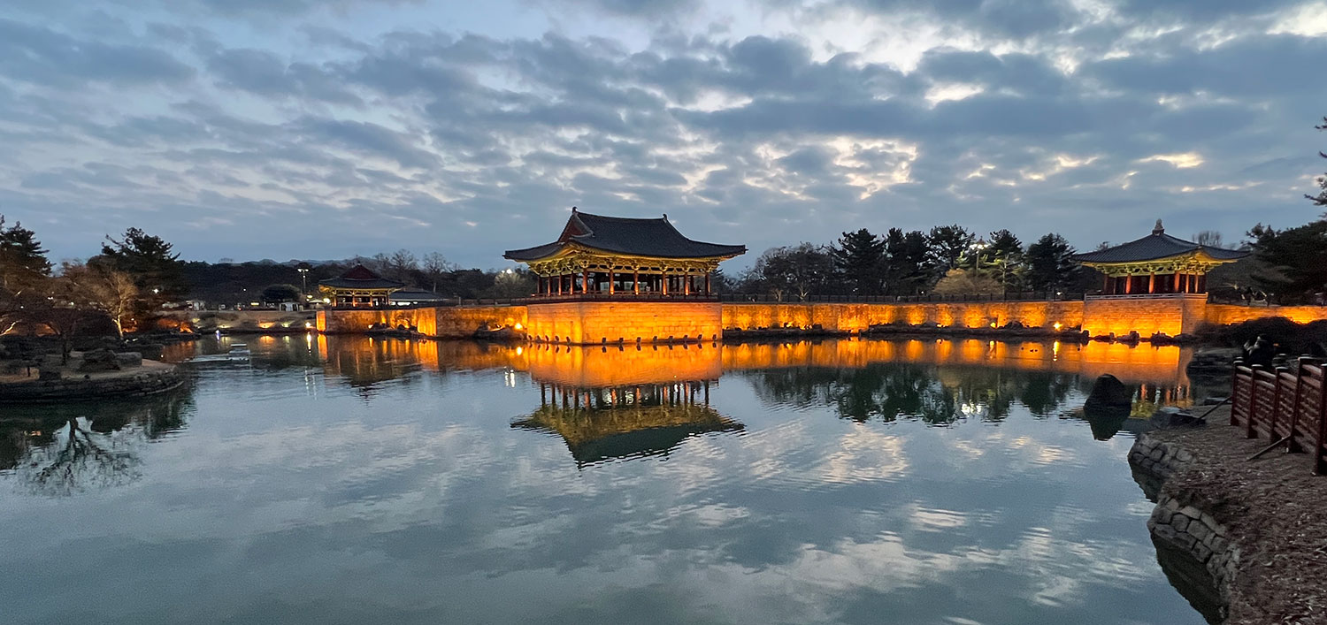 東宮と月池(雁鴨池)　夜景